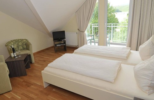 Longuich Bed & Breakfast | Comfortzimmer Groß mit Balkon - Gästehaus-gasthof "wein im Turm"