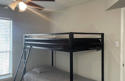 George Bush Park/Eldridge Apartment | COMFTY 2 BEDROOM APARTMENT