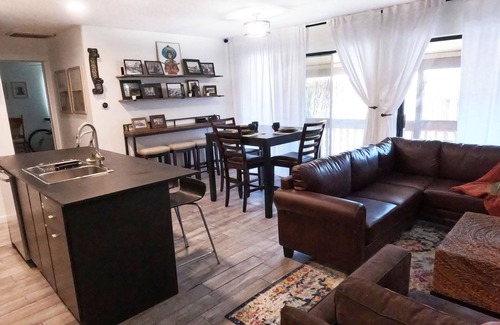 East Riverside - Oltorf Condo | Comfy 1/1 SE Austin, light-filled, serene condo. Just minutes from downtown!nn