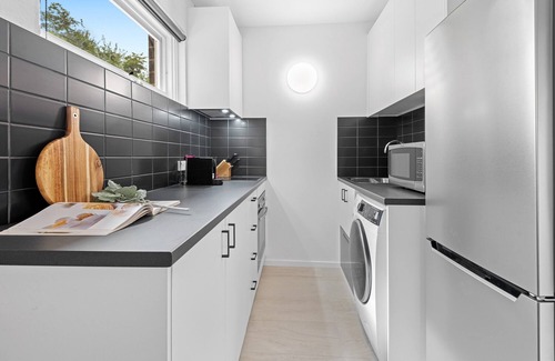 Parkville Apartment | Comfy 1-Bed Apartment with Courtyard Seating