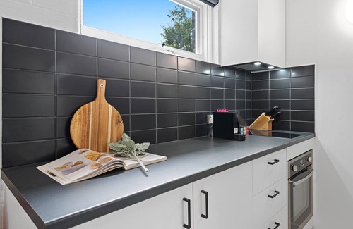 Parkville Apartment | Comfy 1-Bed Apartment with Courtyard Seating