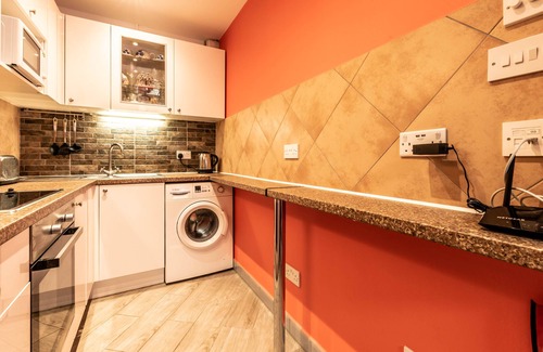Chipstead Apartment | Comfy 1 Bedroom Apartment with 2 TV's Easy Access to Central London. Sleeps 3