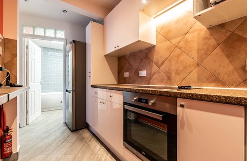 Chipstead Apartment | Comfy 1 Bedroom Apartment with 2 TV's Easy Access to Central London. Sleeps 3