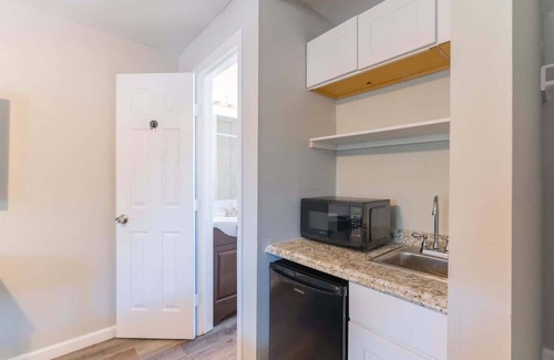 Greater Third Ward Apartment | Comfy 1 - Bedroom APT w/Queen Bed & Bath