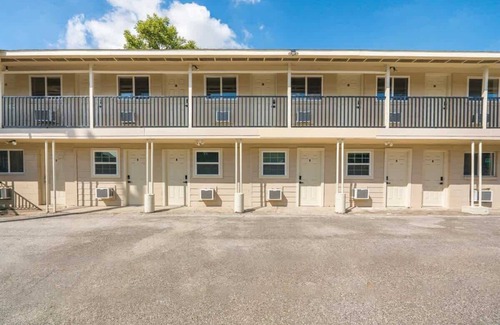 Greater Third Ward Apartment | Comfy 1 - Bedroom APT w/Queen Bed & Bath