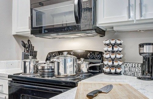 Deco Apartment | Comfy 1BD King Bed Free Parking Free Coffee