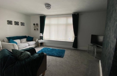 Rhyl Apartment | Comfy 2 Bed flat, parking, quick walk to the beach.