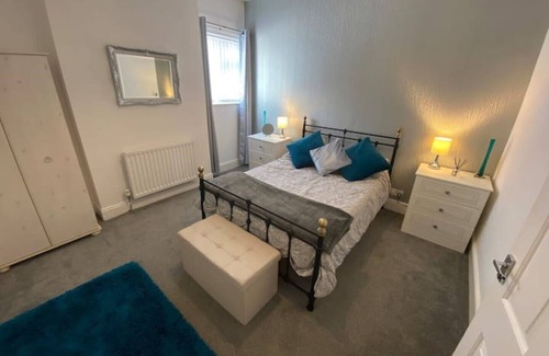 Rhyl Apartment | Comfy 2 Bed flat, parking, quick walk to the beach.