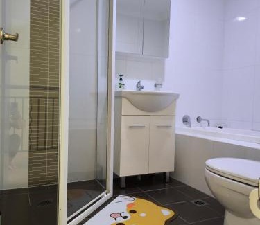 Alexandria Apartment | Comfy 2-bedroom 2-balcony apartment Close to CBD, Train and Metro easy reach