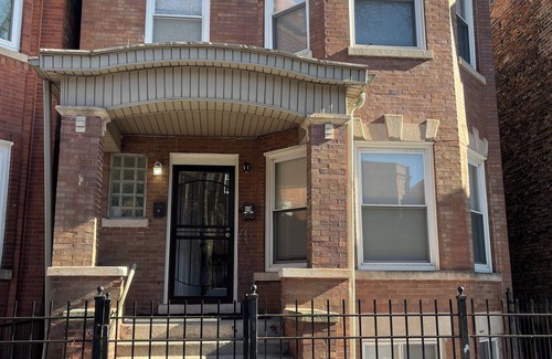 Woodlawn Apartment | Comfy 2-bedroom apartment with WiFi, in historic Chicago neighborhood