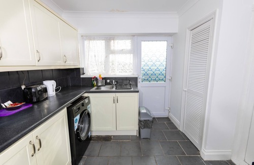 Rochester House | Comfy 2 Bedroom House for 4