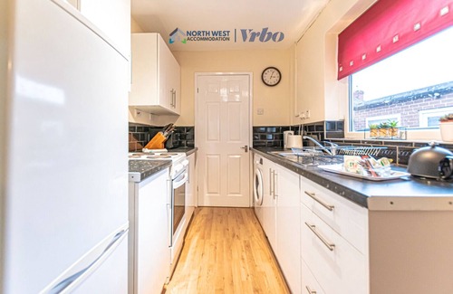 St Helens House | Comfy 2-Bedroom House – Great for NHS, Contractors & Long Stays