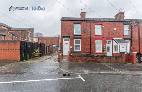 St Helens House | Comfy 2-Bedroom House – Great for NHS, Contractors & Long Stays