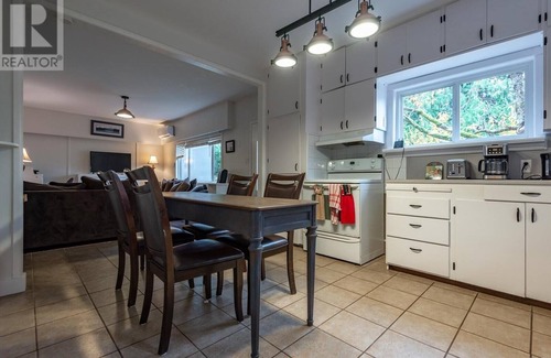Heriot Bay House | Comfy 2 bedroom ocean front house