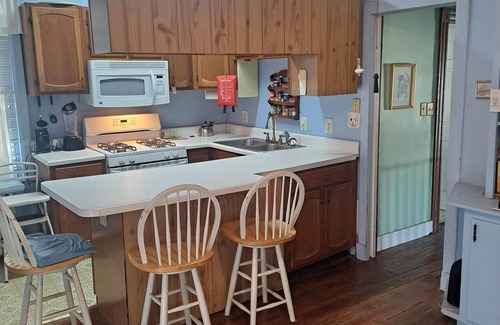 Martha Jefferson House | Comfy 2-bedroom plus loft historic building renovated, convenient to everything