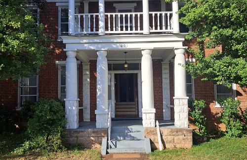 Martha Jefferson House | Comfy 2-bedroom plus loft historic building renovated, convenient to everything
