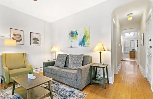 Wrigleyville Apartment | Comfy 2BR Apartment near Wrigley Field - Grace 3