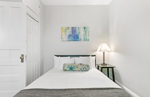 Wrigleyville Apartment | Comfy 2BR Apartment near Wrigley Field - Grace 3