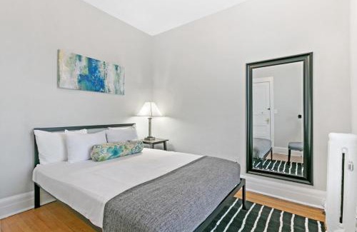 Wrigleyville Apartment | Comfy 2BR Apartment near Wrigley Field - Grace 3