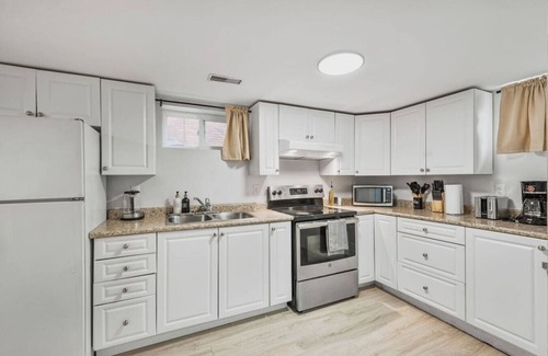 Durham Region Apartment | Comfy 2BR Apt near Beach & Downtown | Free Parking
