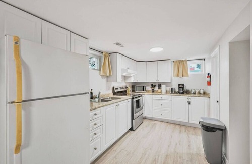 Durham Region Apartment | Comfy 2BR Apt near Beach & Downtown | Free Parking