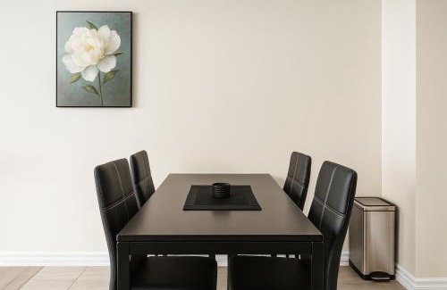 Alcona Apartment | Comfy 2BR Innisfil Townhome with Free Parking, WiFi, Full Kitchen, Laundry, Only 5 Mins to Innisfil Beach Park & 15 Mins to Friday Harbour Resort! Perfect for Family Travel or Baecations!