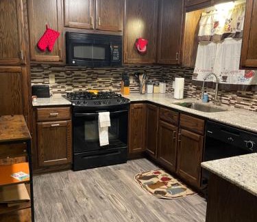 Pecan Tree - McCullough House | Comfy 3 Bed 2 Bath EZ Access To Santa's Wonderland