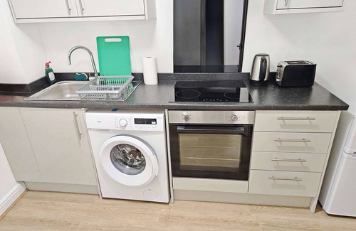 Hanham Apartment | Comfy 3-Bed Home in Redfield - Near City Centre