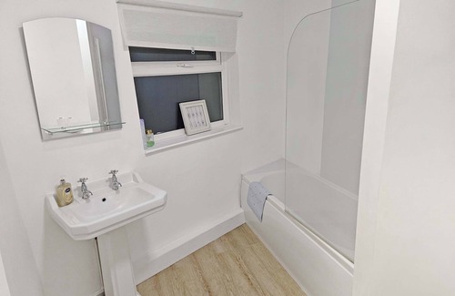 Hanham Apartment | Comfy 3-Bed Home in Redfield - Near City Centre