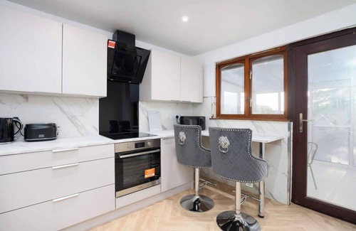 Cumbernauld House | Comfy 3 Bed House - Free Parking