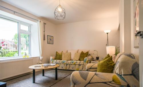 Acresford House | Comfy 3-Bed House near City Centre, sleeps 6