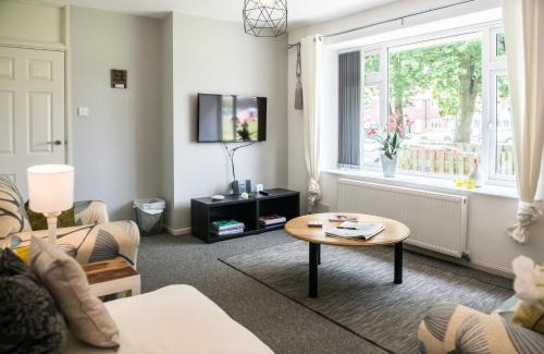 Acresford House | Comfy 3-Bed House near City Centre, sleeps 6