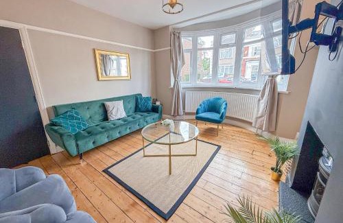 Beverley Apartment | Comfy 3-bedroom House in New Malden with FREE Parking and Garden near Raynes Park, Kingston upon Thames, Wimbledon, Surbiton