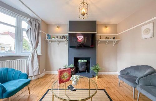 Beverley Apartment | Comfy 3-bedroom House in New Malden with FREE Parking and Garden near Raynes Park, Kingston upon Thames, Wimbledon, Surbiton