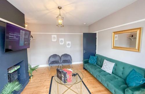 Beverley Apartment | Comfy 3-bedroom House in New Malden with FREE Parking and Garden near Raynes Park, Kingston upon Thames, Wimbledon, Surbiton