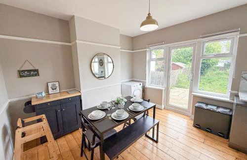 Beverley Apartment | Comfy 3-bedroom House in New Malden with FREE Parking and Garden near Raynes Park, Kingston upon Thames, Wimbledon, Surbiton