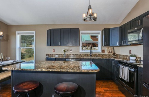 Warm Springs House | Comfy 3 Bedroom Home Sleeps 6 Panoramic Mountain and Valley Views