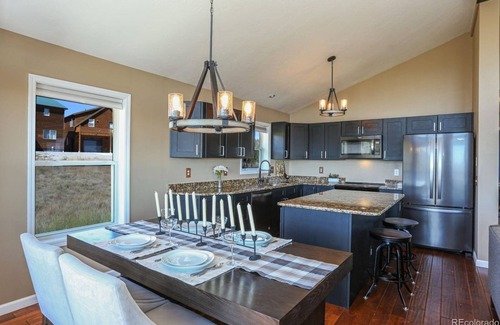 Warm Springs House | Comfy 3 Bedroom Home Sleeps 6 Panoramic Mountain and Valley Views