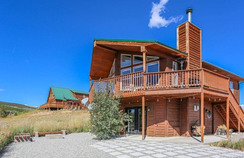 Warm Springs House | Comfy 3 Bedroom Home Sleeps 6 Panoramic Mountain and Valley Views