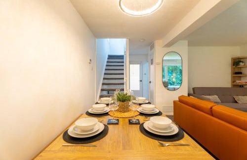 Roundhay House | Comfy 3 BR with Sofa Bed Near Roundhay