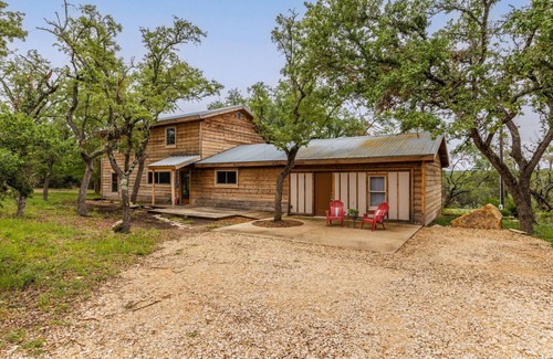 Driftwood House | Comfy 4 bdrm Hill Country Getaway - Great For Families & Pet Friendly!