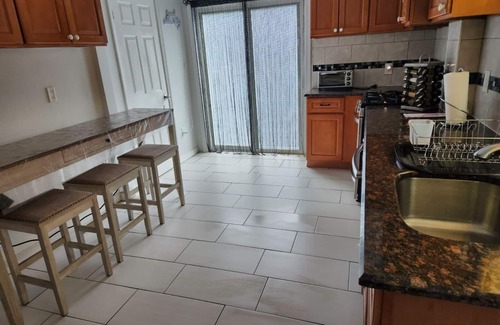 Queens House | Comfy 4 bed house in NY. 20 min from NYC by train 20 min from JFK & LGA