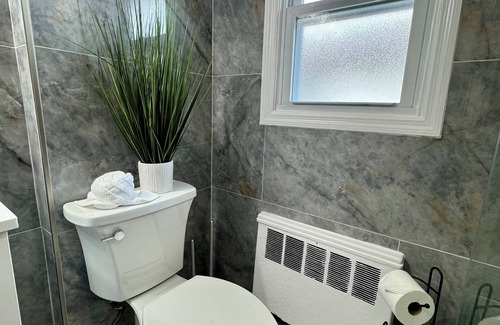 Hempstead Apartment | Comfy 4-bedroom apartment with WiFi, AC, free parking in wonderful Hempstead