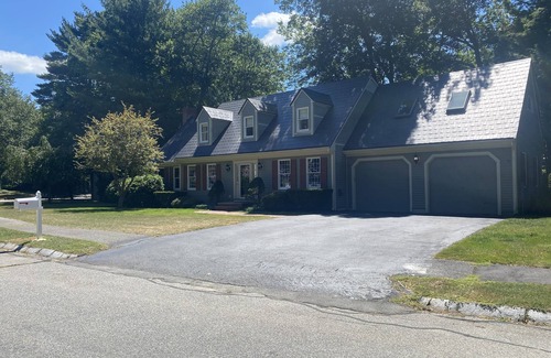 Beverly House | Comfy 4 Bedroom Home Close to Downtown and Beaches