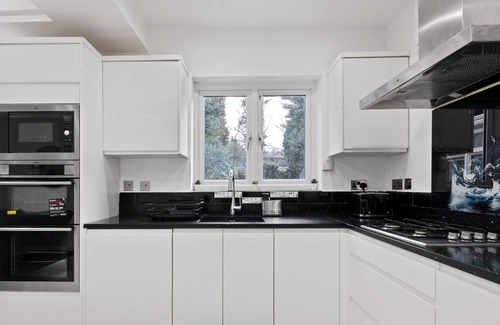 Coulsdon West House | Comfy 4 Bedroom house, Ideal for Workers and Families, FREE Parking