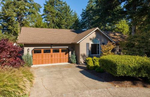 Florence Ski Chalet | Comfy 4B/2b home near Dunes & Ocean! Pet Friendly!