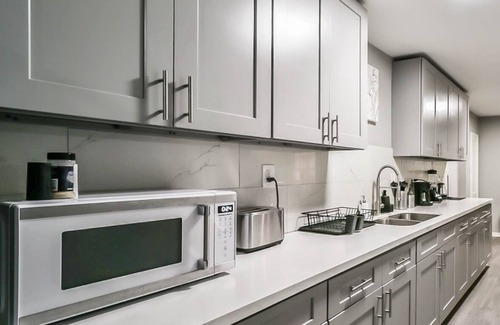Foster Place House | Comfy 5BR Home with Hot Tub, 10min from NGR Stadium