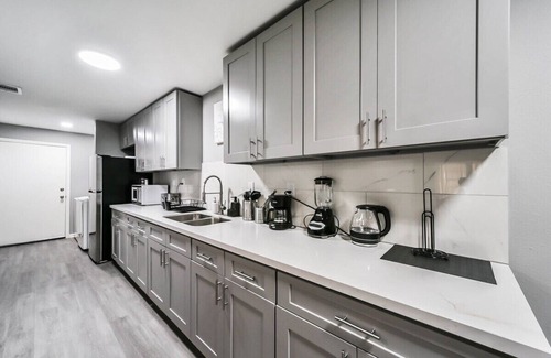 Foster Place House | Comfy 5BR Home with Hot Tub, 10min from NGR Stadium