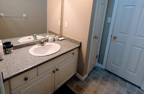 London House | Comfy Affordable stay close to lots of Amenities