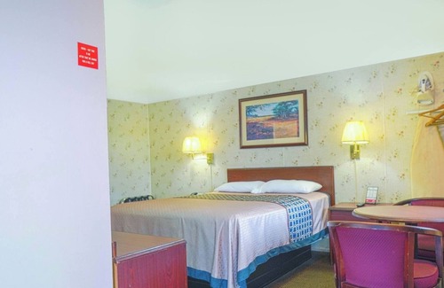 Bay City Hotel | Comfy and Clean Queen Bed Unit – Less Than 2 Miles from Downtown Bay City